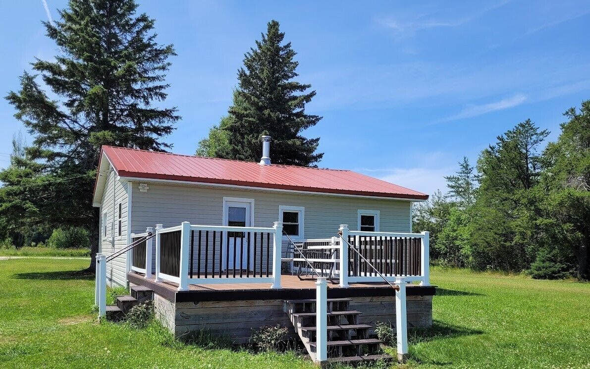 M77 cabin with additional bunkhouse & two car heated garage