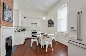 Fridge, microwave, oven, stovetop - Charming Home w/ Jacuzzi / Near Attractions (New Orleans)