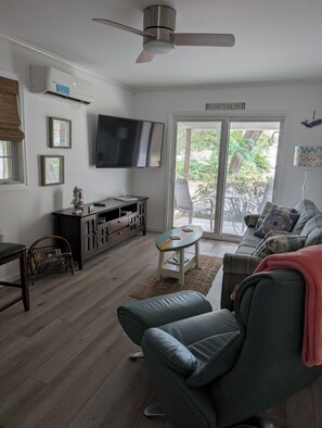 Smart TV, books - Cozy Cottage one mile from the Beach and Boat Ramp! Pet Friendly Too!! (Holden Beach)