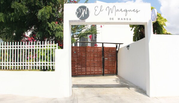 A gated entrance to a building with a sign that reads "El Margenes de Manga." - Hotel El Marques de Manga (Cartagena)
