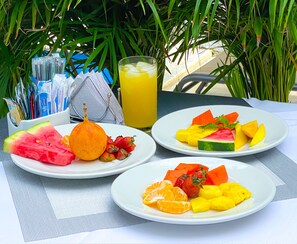 Two plates of fruit salad and a glass of orange juice on a table with a white tablecloth. - Hotel El Marques de Manga (Cartagena)