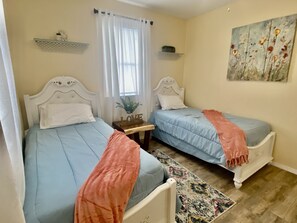 2 habitaciones, escritorio, tabla de planchar con plancha y wifi gratis 