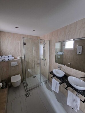 Shower, jetted bath, hair dryer, towels - ForS Resort Penthouse Presidential Suite (Београд)