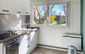 Réfrigérateur, micro-ondes, plaque de cuisson, lave-vaisselle
