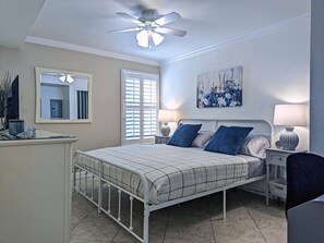 2 室のベッドルーム、デスク、アイロン / アイロン台、旅行用ベビーベッド