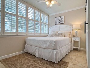 2 Schlafzimmer, Schreibtisch, Bügeleisen/Bügelbrett, Reisekinderbett