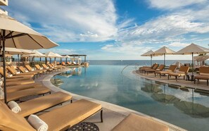 Una piscina al aire libre, una piscina climatizada