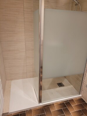 淋浴設備、風筒、廁紙
