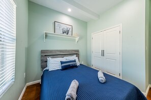 2 bedrooms, iron/ironing board, WiFi, bed sheets