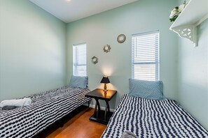 2 habitaciones, tabla de planchar con plancha, wifi y ropa de cama