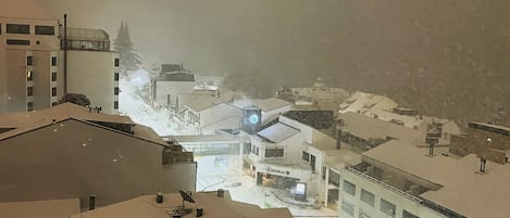 Een besneeud stadslandschap met gebouwen en daken.