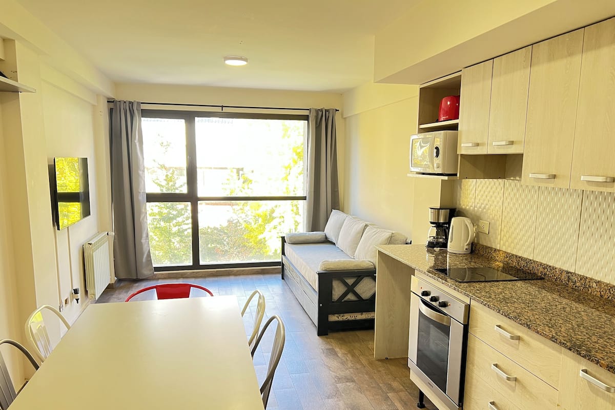 Appartement Duplex Familial | Coin séjour | TV connectée de 43 pouces avec chaînes par câble, Netflix