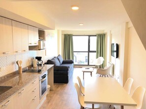 Dúplex Premium, vistas al lago | Zona de estar | Smart TV de 43 pulgadas con canales por cable, Netflix