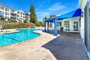 Alberca al aire libre y alberca climatizada