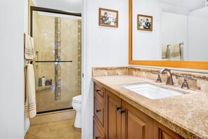 Secadora de cabello, toallas, jabón, papel de baño 