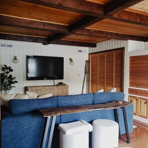 Smart TV, DVD player, books - *NEW* Lakefront Cabin with Boat Dock (Bellingham)