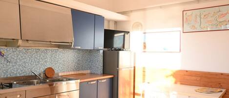 Réfrigérateur, tables à manger