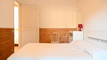 1 bedroom, bed sheets