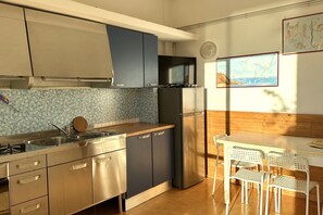 Frigorífic i una taula de menjador 