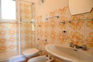 Shower, bidet, towels