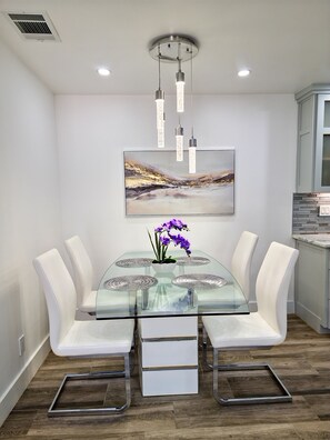 Dining - Cozy modern house - Near SXSW and other events (Austin)