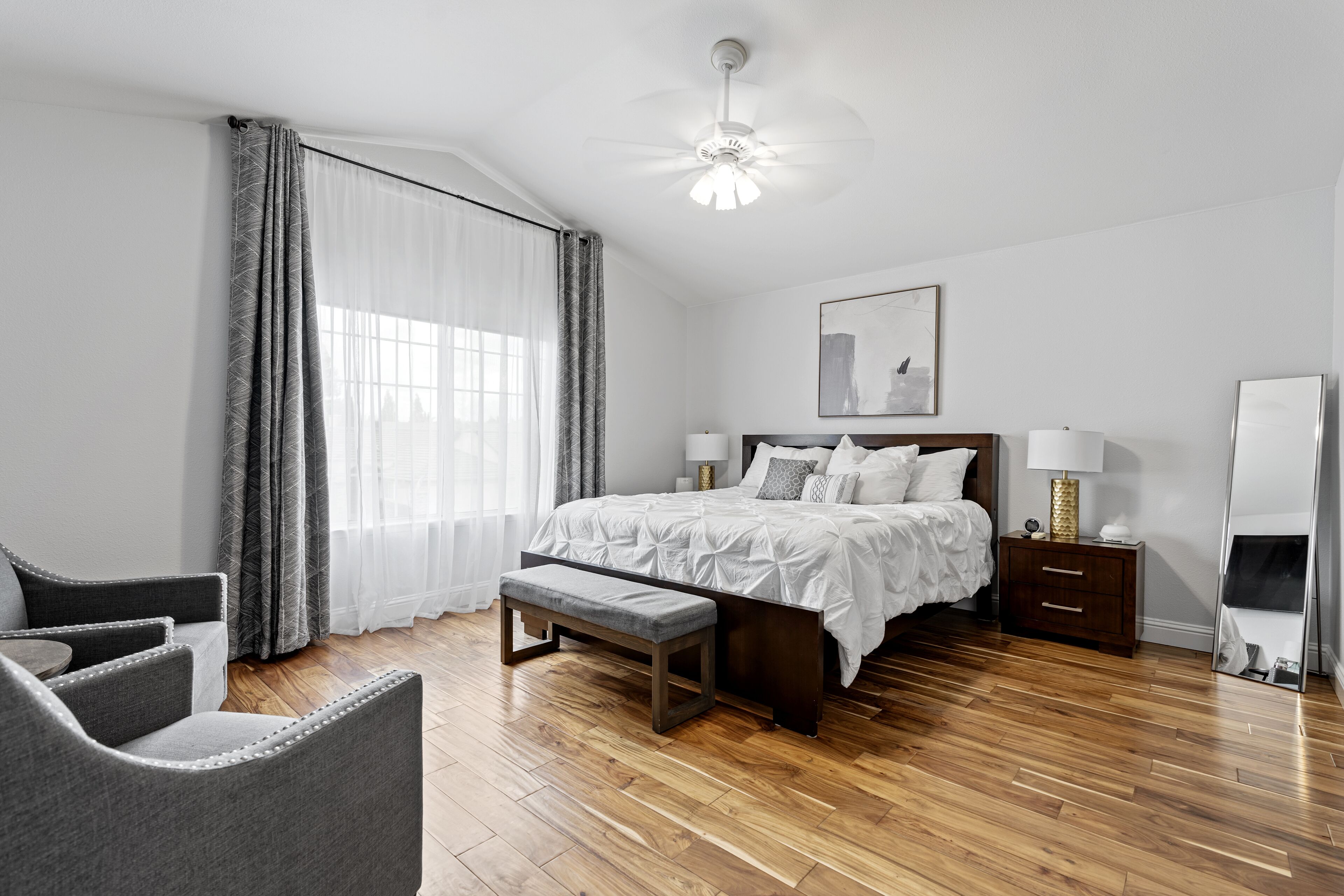 4 slaapkamers, een strijkplank/strijkijzer, gratis wifi, beddengoed