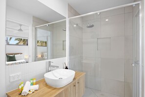 Shower, free toiletries, hair dryer, towels - Azure Riverside DeluxeTownhouse (Sunshine Coast)