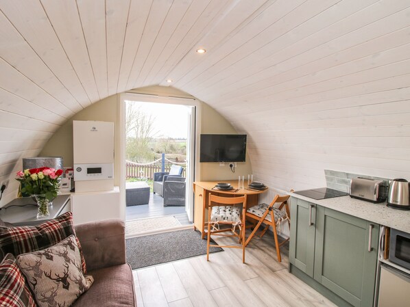 Réfrigérateur, bouilloire électrique, grille-pain