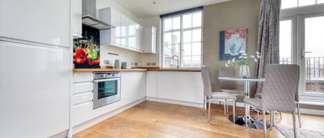 Apartment, Multiple Beds | Private kitchen | Fridge, microwave, oven, stovetop