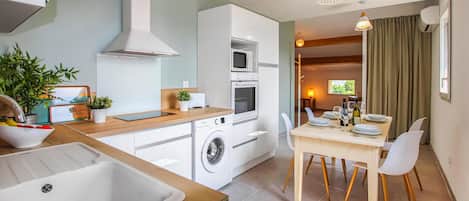 Fridge, oven, stovetop, dishwasher
