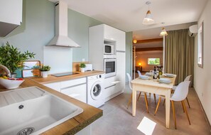 Geladeira, micro-ondas, fogão, cooktop