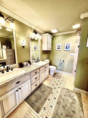 Bathroom - Next to horse races! On lake Hamilton (Lake Hamilton)