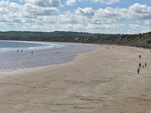 Spacious 3 bedroom house, 5 minutes to the beach, large garden, dogs welcome.