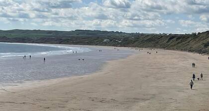 Spacious 3 bedroom house, 5 minutes to the beach, large garden, dogs welcome.