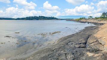 Una playa cerca, pesca