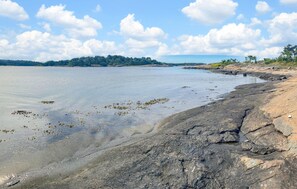 Playa en los alrededores y pesca 