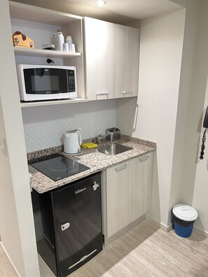 Departamento Confort | Cocina privada | Refrigerador con congelador, microondas y parrilla de estufa
