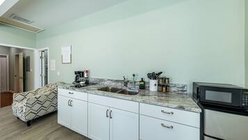 Refrigerador, microondas, parrilla de estufa y utensilios de cocina