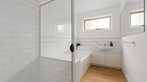 Bathtub, jetted bath, hair dryer, towels - Cloud Nine - Central Apollo Bay location, walk everywhere (Apollo Bay)