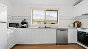 コーヒー / ティーメーカー、冷蔵庫、電子レンジ、オーブン