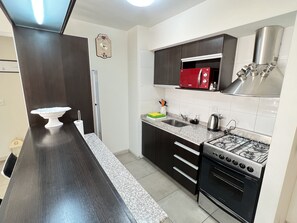 Departamento familiar | Cocina privada | Refrigerador con congelador, microondas, horno y utensilios de cocina