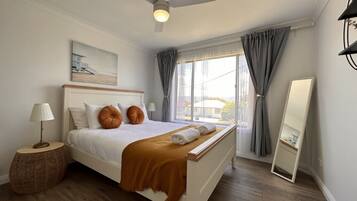 4 chambres, bureau, fer et planche Ă repasser, lit parapluie