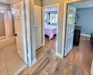 4 makuuhuonetta, tallelokero huoneessa, työpöytä, silitysrauta/-lauta
