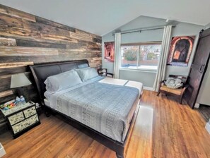 4 室のベッドルーム、セーフティボックス (室内)、デスク、アイロン / アイロン台