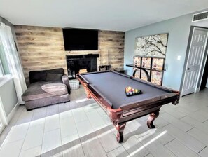 Smart TV, fireplace