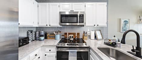 雪櫃、微波爐、焗爐、爐具