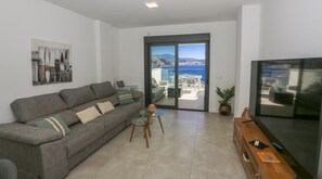 TV - Icon Deluxe Marina (Granada)