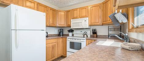 Apartment, Multiple Beds, Fireplace, Garden View | Private kitchen | Fridge, microwave, oven, stovetop