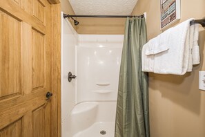 Apartment, Multiple Beds, Fireplace, Garden View | Bathroom | Towels