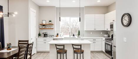 ثلاجة، ميكروويف، فرن، موقد طهي مسطح